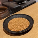 日本料理FUJI - 煎る前。ここから煎って、摺るうちにカウンターに香ばしさが充満した。破壊力が半端ない香り。