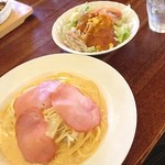 Groovy - 生ハムとモッツァレラバッカチーズパスタ
                        ( *｀ω´)
                        サラダは安定の美味しさ
                        ^ ^