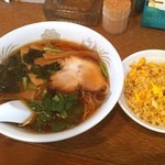 Chuugokuryouri Shuusen - ラーメン、半炒飯
                      いつもの中華で定番メニューです。
                      このボリュームで６００円は安いですよね。