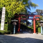 手打ちそば 根津 鷹匠 - 朝蕎麦の前に参拝させて頂きました