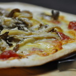 居酒屋YOSAKU - ガーリックきのこピザ