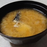 たらく - 「トビ魚」の骨と頭を使い作った味噌汁