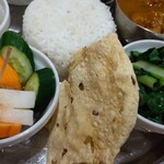 Kathmandu Spice Mart & Momo House - 生野菜、パパド、サグ