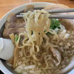 炭火焼肉市場 済州家 - チャーシュー麺（麺アップ）