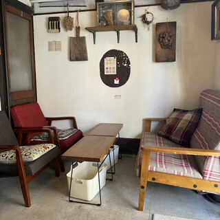 KAYA cafe - 入口付近のテーブル席