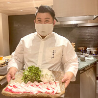 きたしんち 弓場慎之佑 - 猪肉を持って笑顔満点の大将、弓場さん