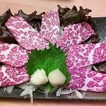 綺麗な霜降り馬刺し