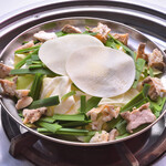 [Osaka specialty rich flavor Motsu-nabe (Offal hotpot)