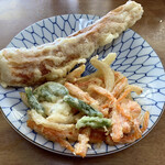 谷本うどん - ◆ちくわ天 ◆かき揚げ
      適度に硬いちくわ天、
      かき揚げは手作り感ありますね(^^)
      