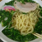 ラーメン太七 - 青ねぎの下にチャーシュー、メンマ、ナルトが隠れています･･･    麺アップ 