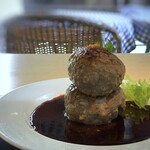 天神BOMBURG×嵐山茶寮 - ◆映えるビジュアル。♪ デミグラスソースは、洋食店のような濃厚な品とは異なり軽めのタイプ。若干お塩が強いかしら。