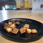 天神BOMBURG×嵐山茶寮 - ◆焼き上がりにお時間がかかるからと、ガーリックトーストがつまみで出されました。 ビールを飲みたくなりますね。(^_^;