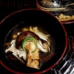 Seirin - お出汁は引かず、勢麟さん流の煮物椀。圧巻の旨さです。朝採れ松茸はシャキシャキ、香りが鼻から抜けていきます。