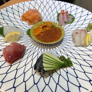 请享用时令海鲜的厨师精选寿司和生鱼片。