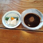 とんかつ 五郎十 - お新香とソース