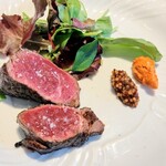 La Brianza - 沖縄県産経産牛17歳(2004年生)内もも炭火焼き。味わい濃く凝縮していて火入れも香りも良くてとても美味しい(๑´ڡ`๑)