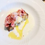La Brianza - イベリコサラミかなバターとヨーグルトソースでクロスティーニ。コクあるバターにさわやかヨーグルトソース、サワードゥの酸味とサラミと絶妙マッチング☆