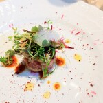 La Brianza - キハダマグロタルタル雲丹醤油とビーツのソース。タルタルに混ざっている香味のある素材たちがとてもいい感じ。ハーブの香りとか風味とか口溶けとか、見た目美しさ以上にとても美味しい(*^^*)
