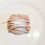 La Brianza - モンテビアンコ。ふわふわムースのモンブラン。中にグラッセがゴロッと見つかったサプライズ☆