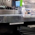 横浜家系ラーメン すずき家 子安本店 - カウンター越しに大寸胴が二つ見えます。
                                麺はテボ茹で。
                                お水は氷も一緒に入ります(^-^)