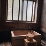 萬翠楼 福住 - 部屋にある檜風呂は早川を眺められる