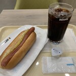 DOUTOR - ジャーマンドックとアイスコーヒーSサイズです。（2021年10月）