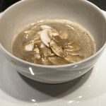 川崎 鉄板 ステーキ 神戸亭 - 発酵マッシュルームのスープ。これは目から鱗のおいしさ。