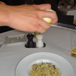 sfida - シェフ自ら・・・モッツレラ燻製をスリスリ♪・・・素敵な演出＾＾