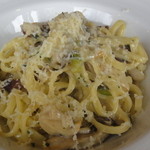 sfida - ポルチーニと色々キノコとグアンチャーレ(豚の頬肉)のクリームパスタ・・・燻製モッツレラチーズかけ