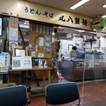 丸八製麺所 - 店構え、手前のテーブルは隣と共用のスペースかな