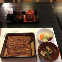 鰻割烹 伊豆栄 本店 - うな重竹４４００円。山椒の出番がないくらいに、あっという間にいただきました（笑）。最近食べた４軒の中では、一番好みの温度です（╹◡╹）