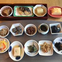 日本橋浅田 - 朝食ビュッフェ２９７０円。三点盛りのプレートと小鉢の数々。豚角煮、鰆西京焼、冬瓜のプレートと、胡麻豆腐、茄子のオランダ煮が特に良かったです（╹◡╹）