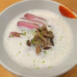 Kafe Enraji - ■秋のフレンチラーメン(9月,10月,11月限定)
                        　　　ごぼうのスープ、自家製カカオ麺
                        　　　鴨の低温ハム、キノコのソテー