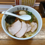 とら食堂 - "焼豚ワンタン麺"1,250円に"半熟煮玉子"100円をトッピング。