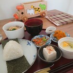 えほんカフェ tetote - 料理写真:おにぎりセット (鮭) 550円(税込)