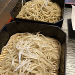 蕎麦彩膳 隆仙坊 - 二色蕎麦（手前はケシの実を混ぜ合わせたお蕎麦）