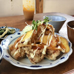 Nakachou Shokudou - 食堂の週替わり定食「鶏のからあげと根菜チップス チリマヨソースがけ」(税込900円)
