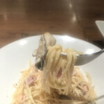 OysterTable - ランチ本日の牡蠣パスタ１２００円。ベーコンがしっかりした味わいで存在感があります。クリームソース、牡蠣、パスタがマッチして、とても美味しくいただきました（╹◡╹）