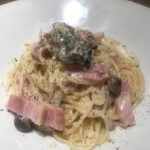 OysterTable - ランチ本日の牡蠣パスタ１２００円。牡蠣とベーコンのクリームソース。とても美味しくいただきました（╹◡╹）。でも、牡蠣が２個しか入ってないのは。。（；＿；）