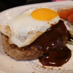 あすか - 味噌ハンバーグのアップ
            黄身がトロリの目玉焼きはポイント高い！
            味噌味とハンバーグの味わいは合ってた