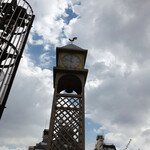 立ち飲み BEBE - 駅前の時計台。風見どりがカワイイ