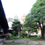 旧岩崎邸庭園 お茶席 - 左がお店の入ってる和館（和室の館）
