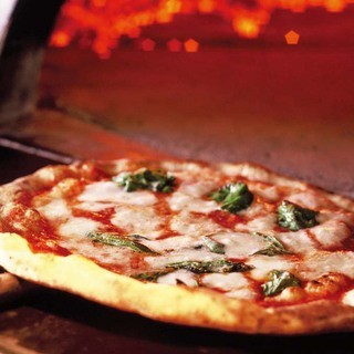 当店自慢のナポリピッツァをアラカルトやコースで楽しめる！