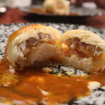 別邸 石の家 - 海の幸のパイ包みの断面