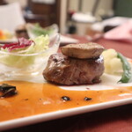 別邸 石の家 - 牛ヒレ肉のグリル　クレピネット　フォアグラ添え　サイドから