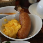 別邸 石の家 - スクランブルエッグを骨付きウインナー