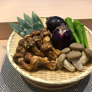 请享用从农场直送的时令天妇罗和烤京都蔬菜。