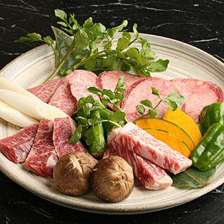 国産黒毛和牛の上質な肉質と、新鮮なホルモンの数々