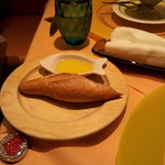 フレンチキュイジーヌ ティアレ - 自家製パン♪オリーブオイルと一緒に。