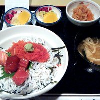 江戸徳 - 日替わり定食（しらす・まぐろ二色丼）：取り替える前